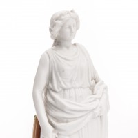 Figura kobiety w stroju antycznym, biskwit, porcelana częściowo szkliwiona.